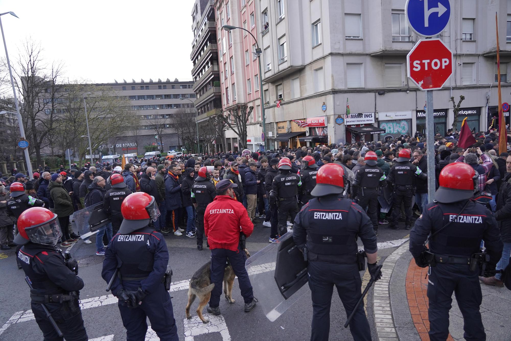 Imagen de los altercados que se vivieron en la previa del Athletic-Roma. Foto: BORJA GUERRERO