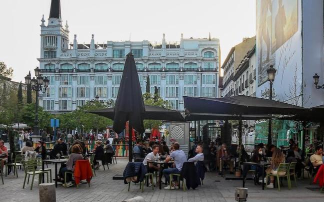 El número de parados bajó en 73.890 personas en abril, impulsado las contrataciones en el sector servicios para la Semana Santa. El número de parados bajó en 73.890 personas en abril, impulsado las contrataciones en el sector servicios para la Semana Santa.