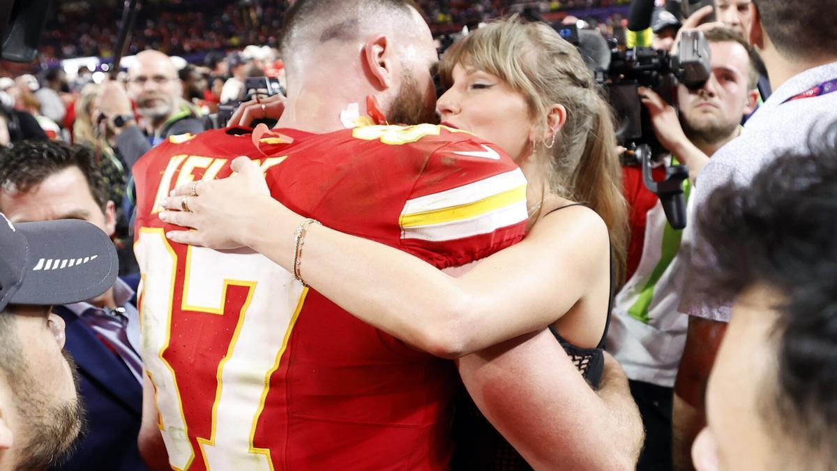 Travis Kelce abraza a la cantante Taylor Swift.