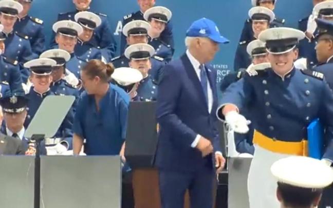 Joe Biden momentos antes de su caída.