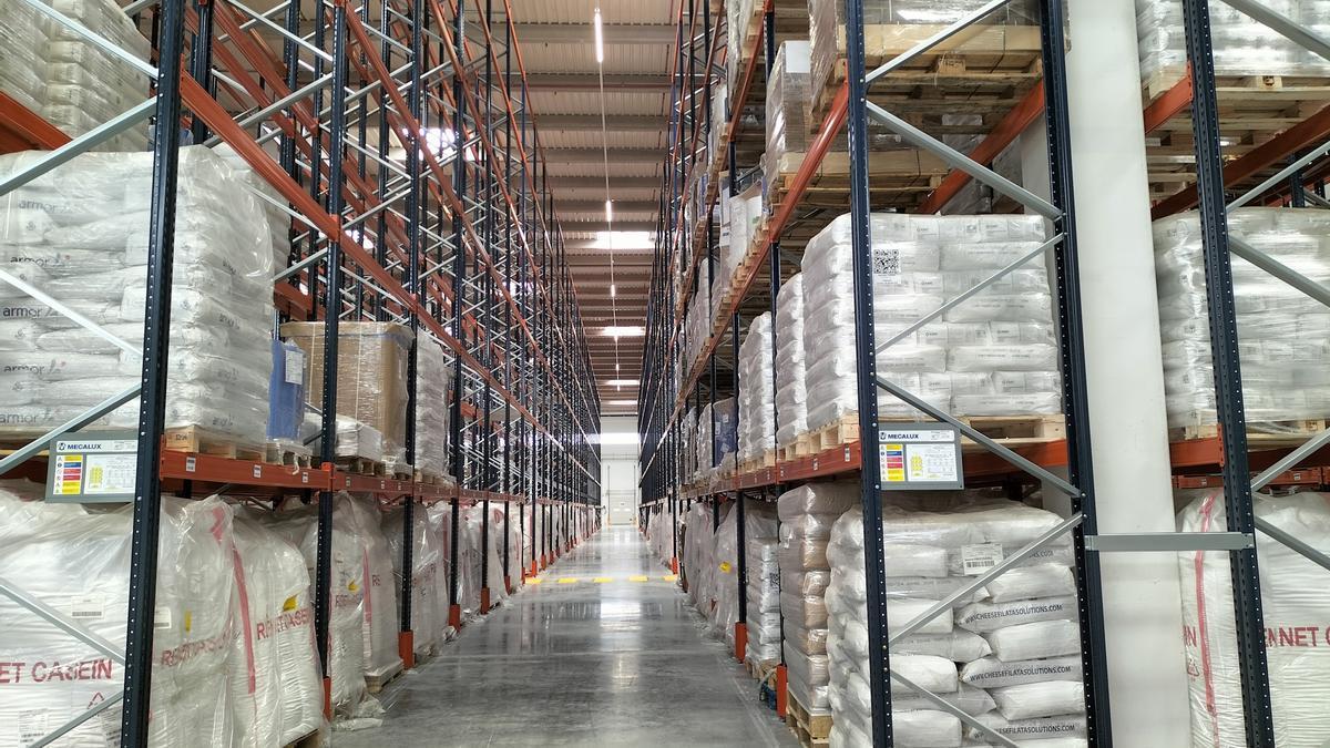 Centro logístico para el almacenamiento de envíos.