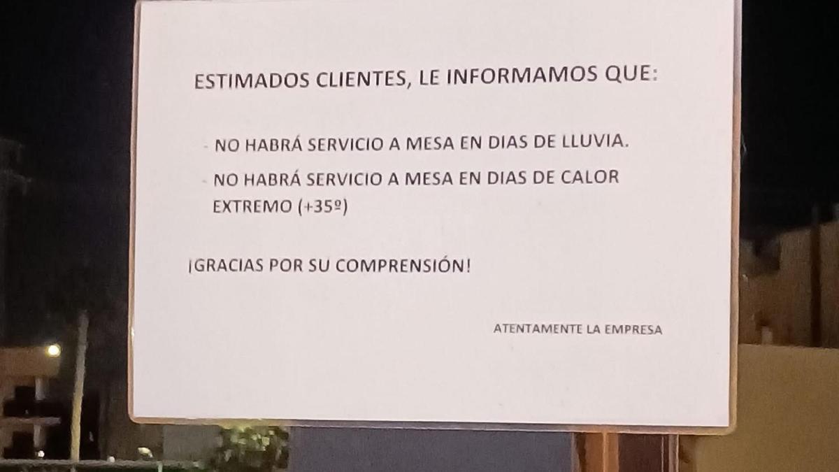 El local ha puesto un aviso en el que comunica a sus clientes que no servirán en terraza cuando haya temperaturas extremas.