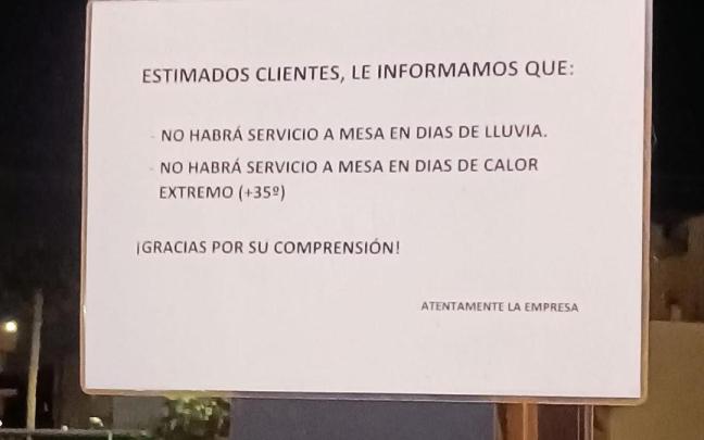 El local ha puesto un aviso en el que comunica a sus clientes que no servirán en terraza cuando haya temperaturas extremas.