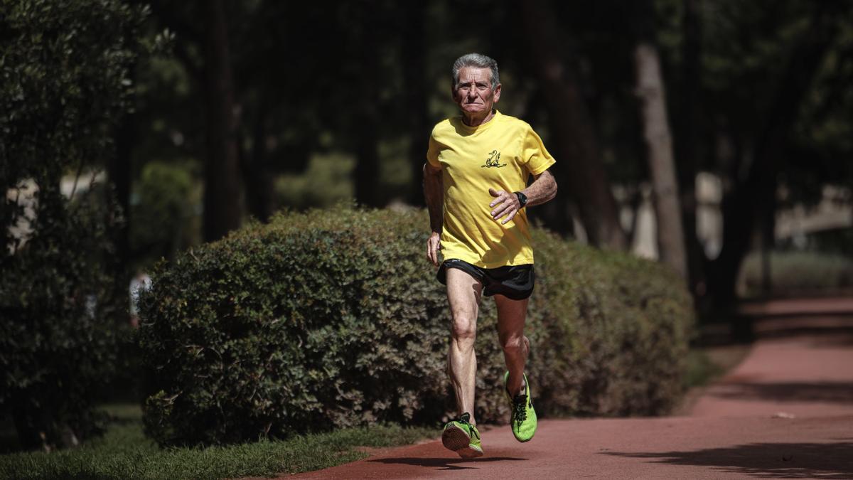 El atleta del club valenciano SD Correcaminos Pepe Mocholí, de 77 años, sigue corriendo.