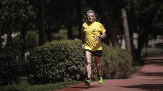 El atleta del club valenciano SD Correcaminos Pepe Mocholí, de 77 años, sigue corriendo.