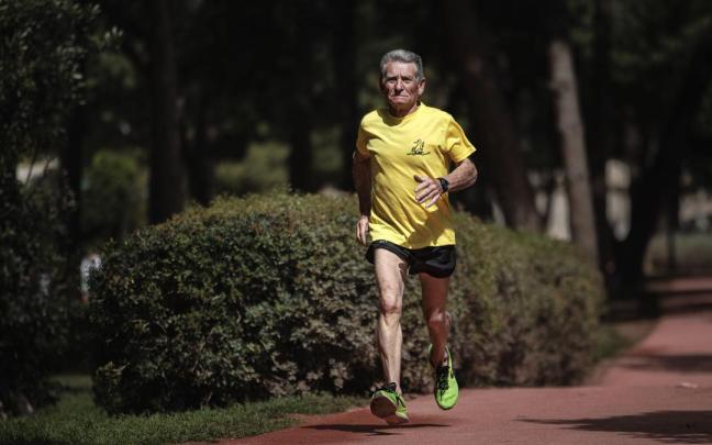 El atleta del club valenciano SD Correcaminos Pepe Mocholí, de 77 años, sigue corriendo.