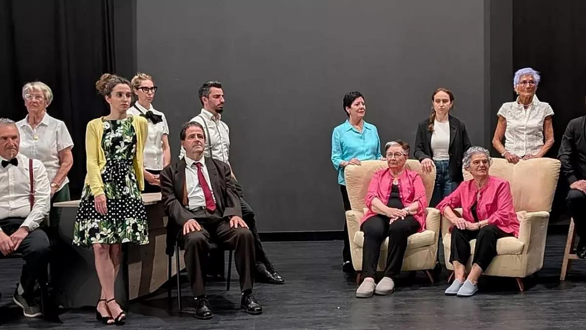 El elenco de actrices y actores que dan vida a la obra 'Elisabeth' que lleva a escena Isladak.