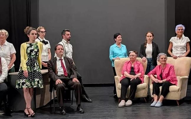 El elenco de actrices y actores que dan vida a la obra 'Elisabeth' que lleva a escena Isladak.