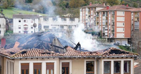 Incendio de un edificio en Balmaseda. PABLO VIÑAS