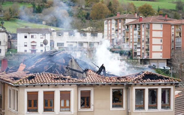 Incendio de un edificio en Balmaseda. PABLO VIÑAS