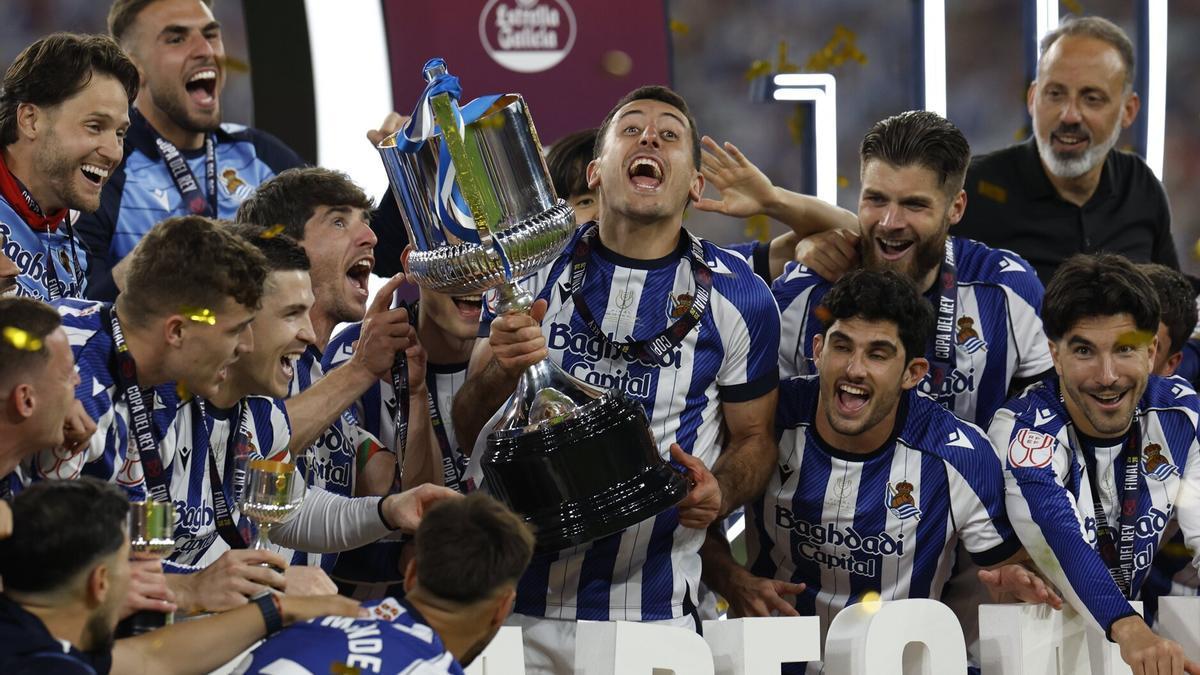 Mikel Oyarzabal levanta el trofeo de Copa tras el triunfo de la Real Sociedad en Sevilla ante el Atlético de Madrid.