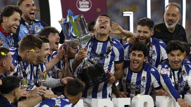 Mikel Oyarzabal levanta el trofeo de Copa tras el triunfo de la Real Sociedad en Sevilla ante el Atlético de Madrid.
