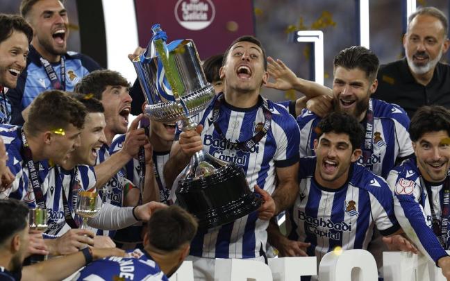 Mikel Oyarzabal levanta el trofeo de Copa tras el triunfo de la Real Sociedad en Sevilla ante el Atlético de Madrid.