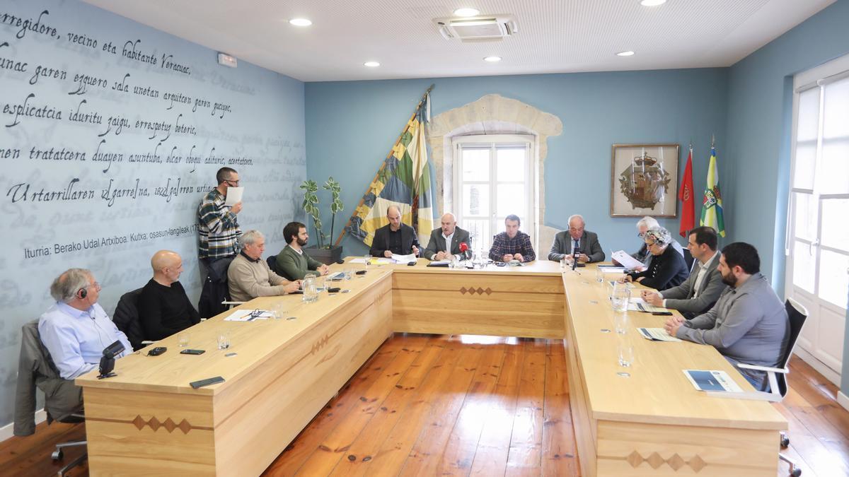 El vicepresidente Aierdi junto a representantes del Gobierno de Navarra, Departamento de Pirineos Atlánticos, la comunidad de aglomeración del País Vasco, y los ayuntamientos de Bera, Sara, Urruña y Azkain en la presentación del p