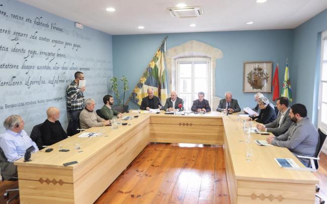 El vicepresidente Aierdi junto a representantes del Gobierno de Navarra, Departamento de Pirineos Atlánticos, la comunidad de aglomeración del País Vasco, y los ayuntamientos de Bera, Sara, Urruña y Azkain en la presentación del p