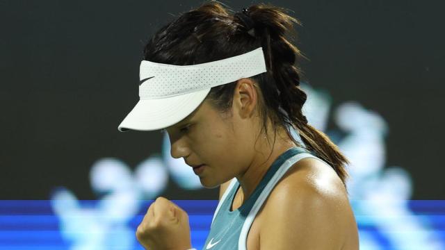 La tenista Emma Raducanu durante un partido en el torneo de Dubai. / EFE La tenista Emma Raducanu durante un partido en el torneo de Dubai.