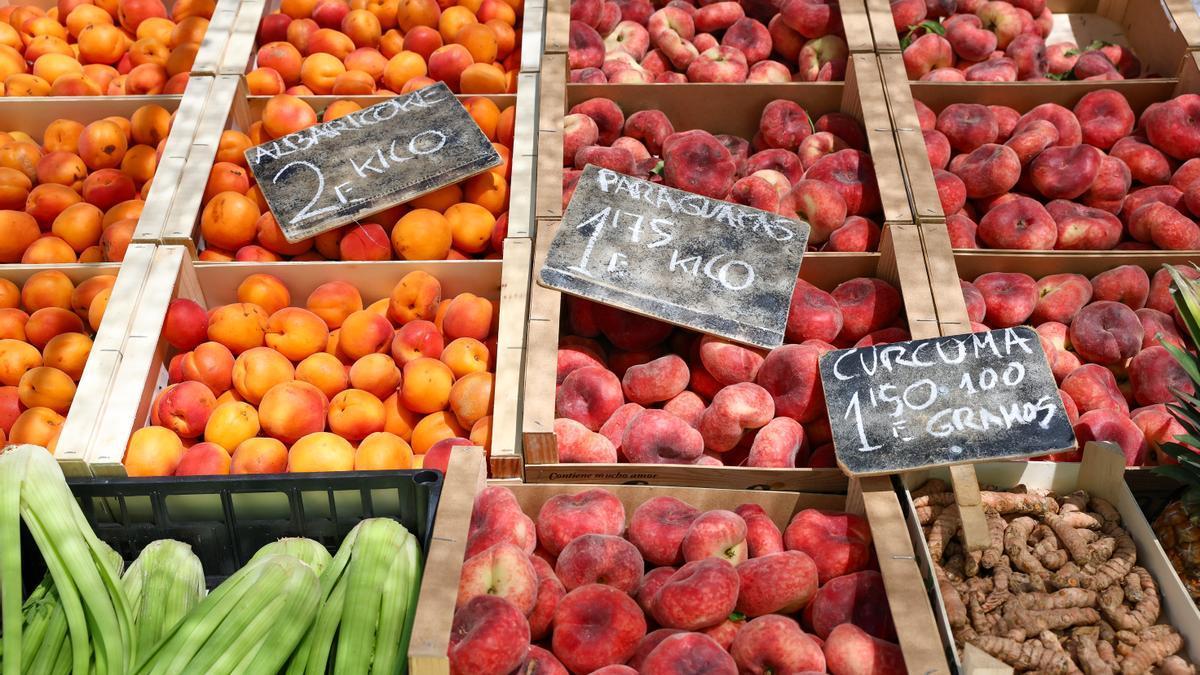 Cajas de fruta en un mercado