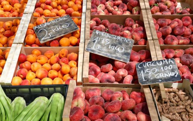 Cajas de fruta en un mercado / EP Cajas de fruta en un mercado