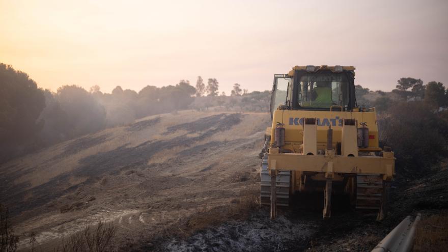 Continúan los trabajos de extinción en el incendio de Niebla (Huelva)