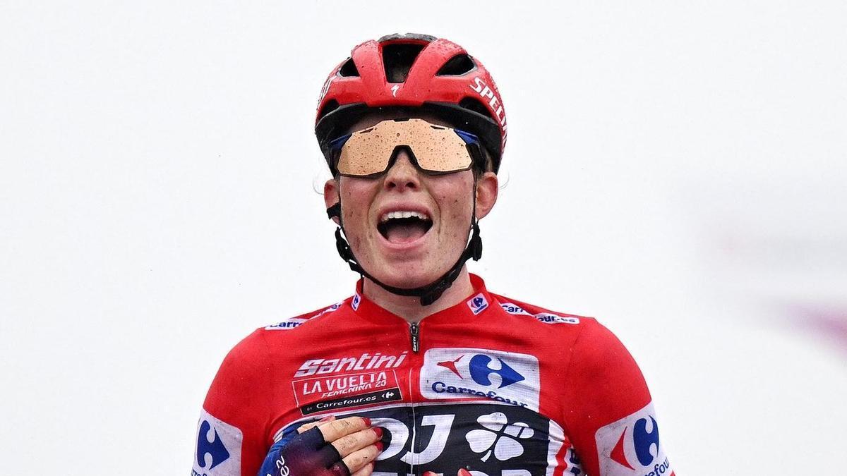 Vollering festeja la victoria en la Vuelta