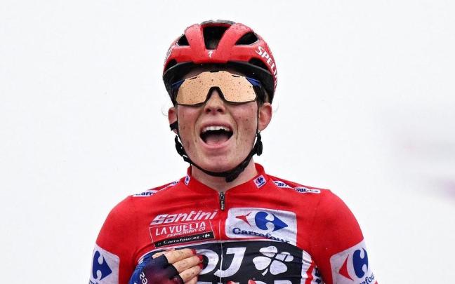 Vollering festeja la victoria en la Vuelta