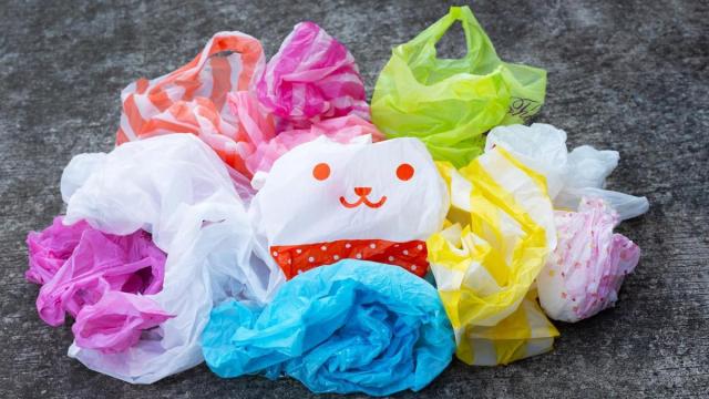Bolsas de plástico amontonadas sobre una encimera Bolsas de plástico amontonadas sobre una encimera
