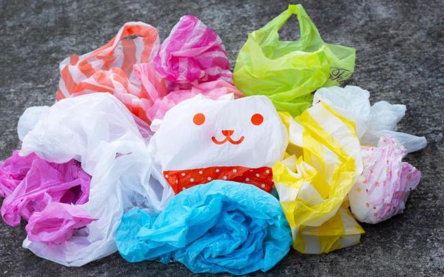 Bolsas de plástico amontonadas sobre una encimera