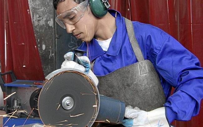 Un joven trabaja en una máquina industrial, uno de los sectores que demandan más mano de obra. | FOTO: E.P.