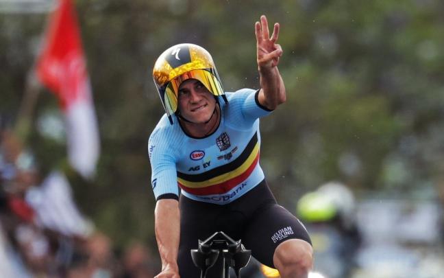 Evenepoel festeja su tercera corona en el Mundial de contrarreloj.