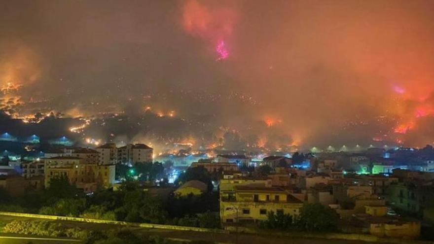 El fuego amenaza las localidades más pobladas de la isla.