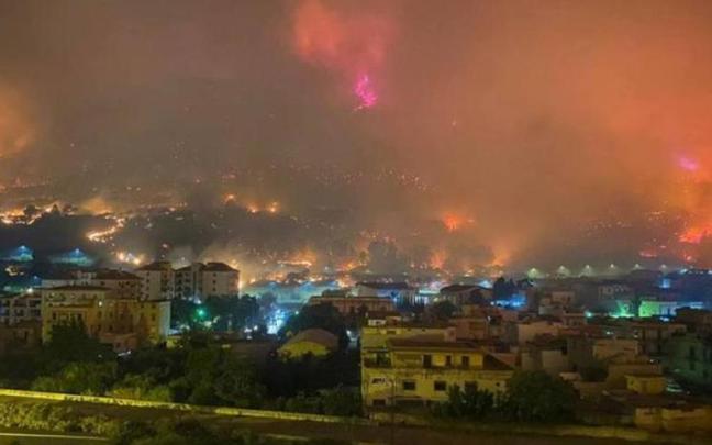 El fuego amenaza las localidades más pobladas de la isla.