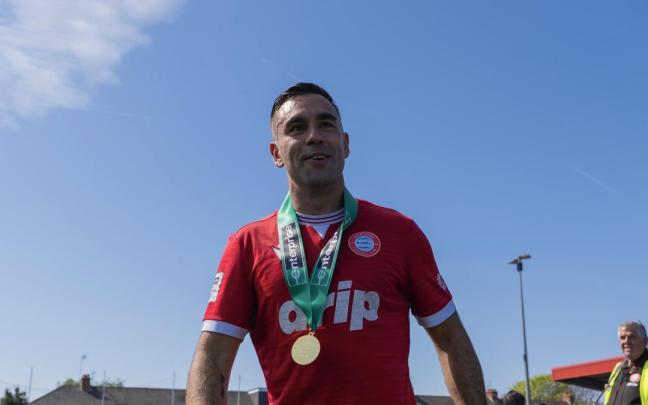 Odei Martin tras lograr el ascenso con el Worthing F.C.