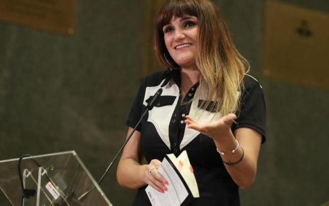 La cantautora Rozalén durante un homenaje al escritor uruguayo Mario Benedetti