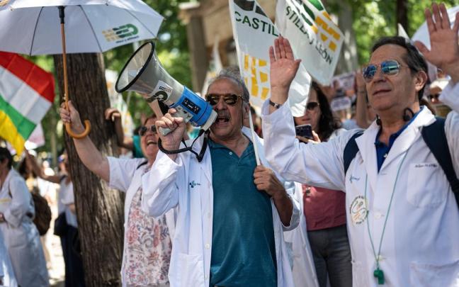 Médicos y facultativos se concentran ante el Ministerio de Sanidad.