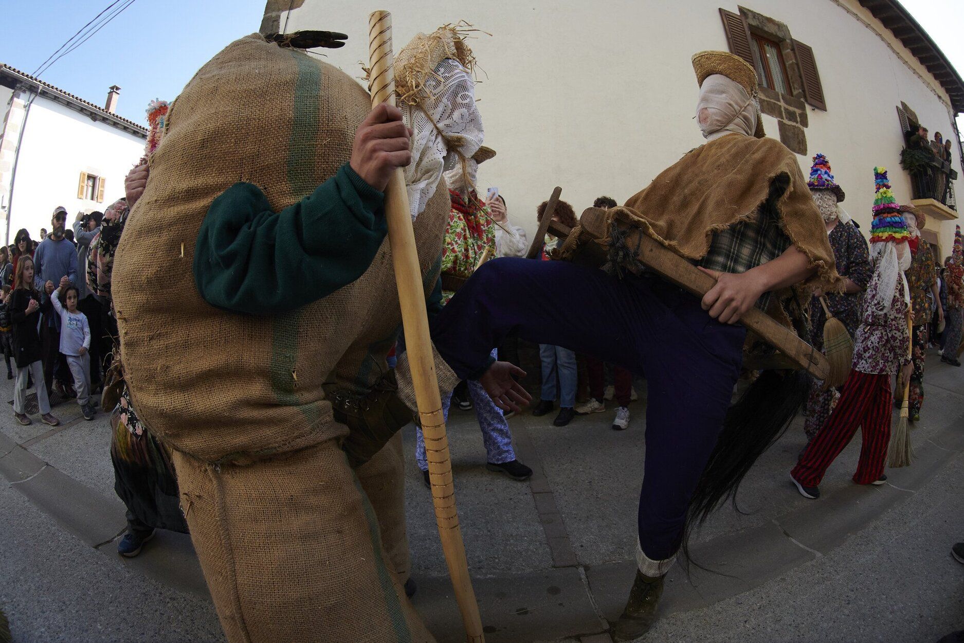 Zaldiko intentando derribar a Ziripot en el carnaval de Lantz.