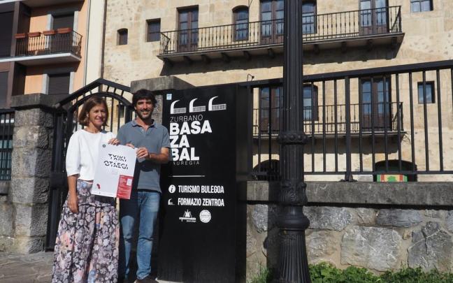 Nagore Alkorta y Jabi Buces presentaron el acuerdo entre el Ayuntamiento de Azpeitia y la Sociedad de Ciencias Aranzadi.