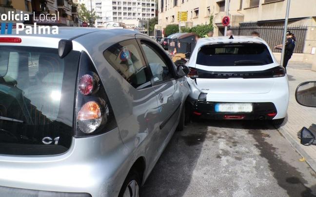 La mujer chocó contra varios vehículos aparcados.