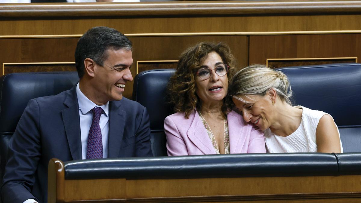 El presidente del Gobierno español, Pedro Sánchez, la vicepresidenta primera y ministra de Hacienda, María Jesús Montero, y la vicepresidenta segunda, Yolanda Díaz