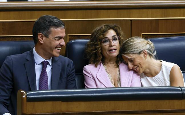 El presidente del Gobierno español, Pedro Sánchez, la vicepresidenta primera y ministra de Hacienda, María Jesús Montero, y la vicepresidenta segunda, Yolanda Díaz / Efe El presidente del Gobierno español, Pedro Sánchez, la vicepresidenta primera y ministra de Hacienda, María Jesús Montero, y la vicepresidenta segunda, Yolanda Díaz