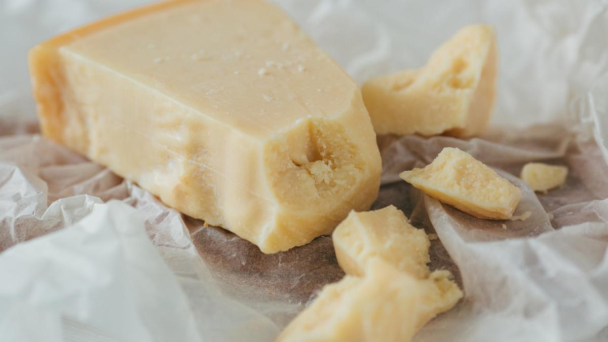 Corte del queso parmesano.