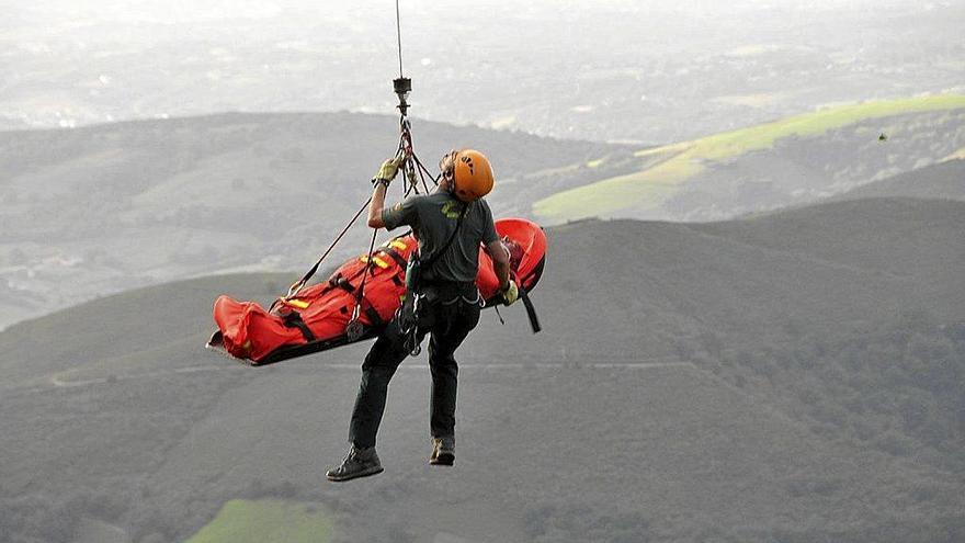 Un miembro del GREIM realiza un rescate.