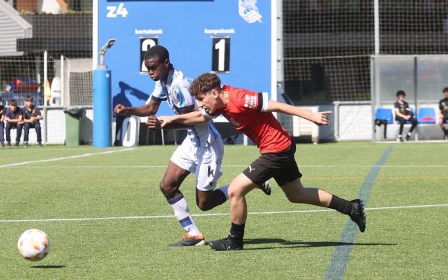 Alfredo Alogo, en su debut con la Real alevín el pasado domingo en Zubieta. / IKER AZURMENDI