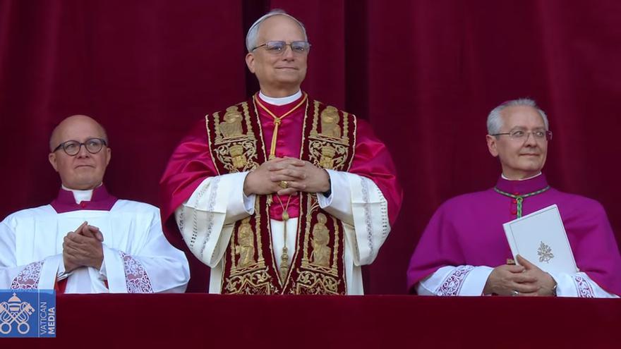 El Papa León XIV en el balcón de San pedro.