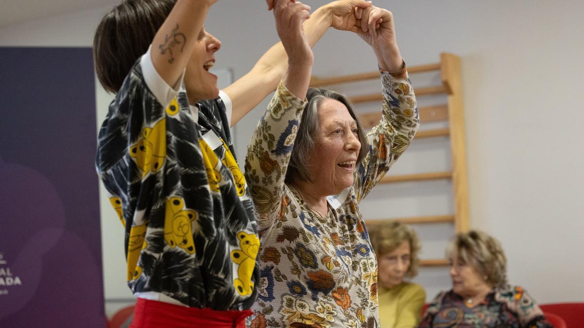 Distintos proyectos tratan de mejorar el bienestar de las personas con Alzheimer a través de la danza.