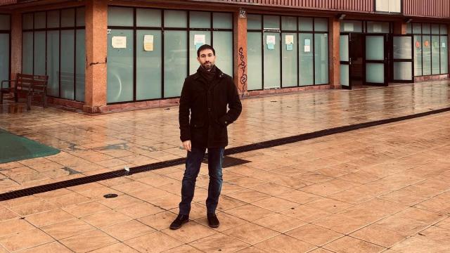 Isaac Palencia, junto al polideportivo de Galtzaraborda