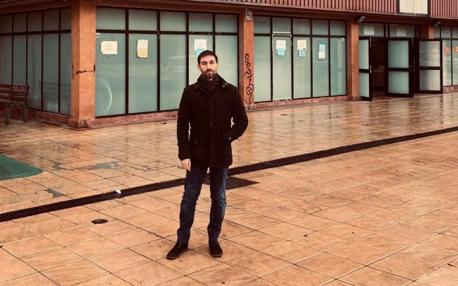 Isaac Palencia, junto al polideportivo de Galtzaraborda