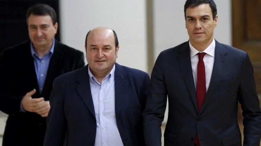 El presidente del EBB del PNV, Andoni Ortuzar, con el portavoz en el Congreso, Aitor Esteban, y el presidente del Gobierno español, Pedro Sánchez