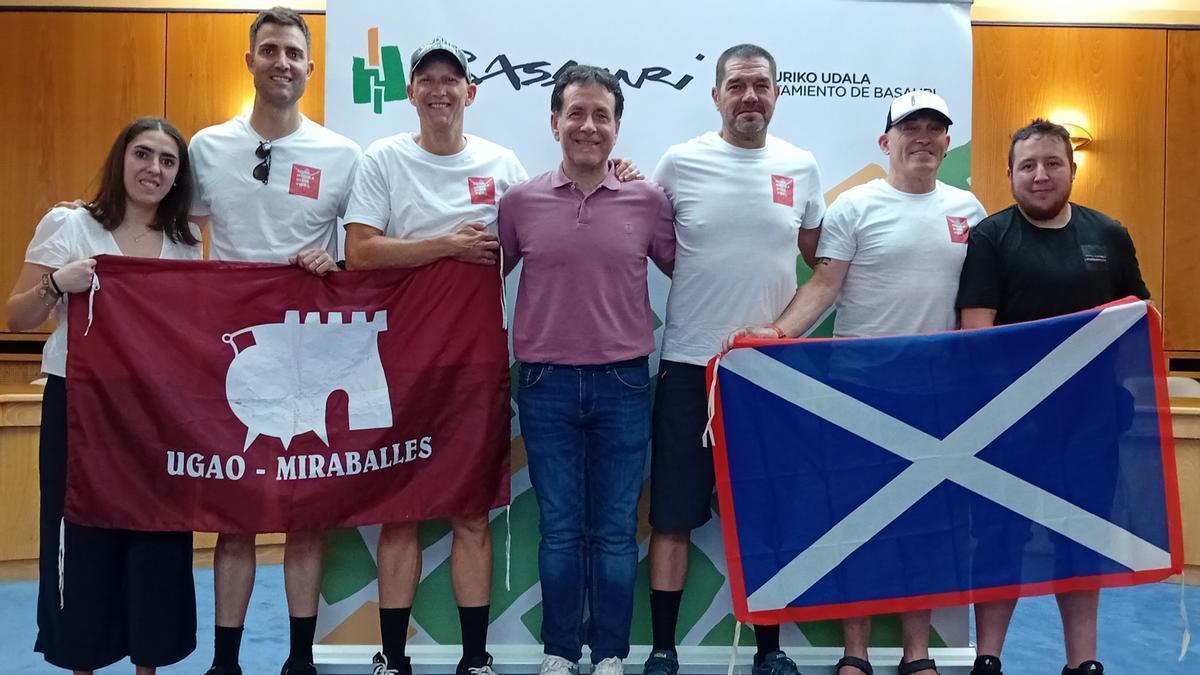 Los cuatro deportistas que participarán en la Titan Desert de Almería con representantes de los ayuntamientos de Basauri, Ugao y Arrigorriaga