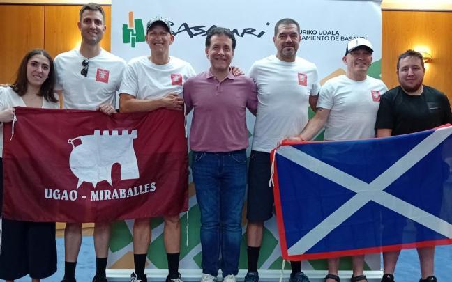 Los cuatro deportistas que participarán en la Titan Desert de Almería con representantes de los ayuntamientos de Basauri, Ugao y Arrigorriaga