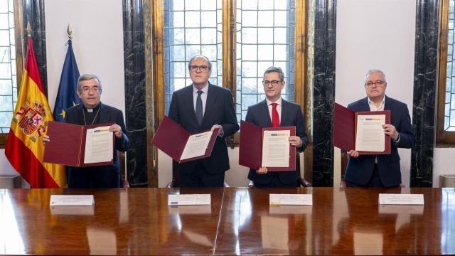 Los presidentes de la CEE, Luis Argüello, y la Confer, Jesús Díaz, junto al ministro Bolaños y al Defensor del Pueblo, Ángel Gabilondo, en la firma del protocolo de reparación.